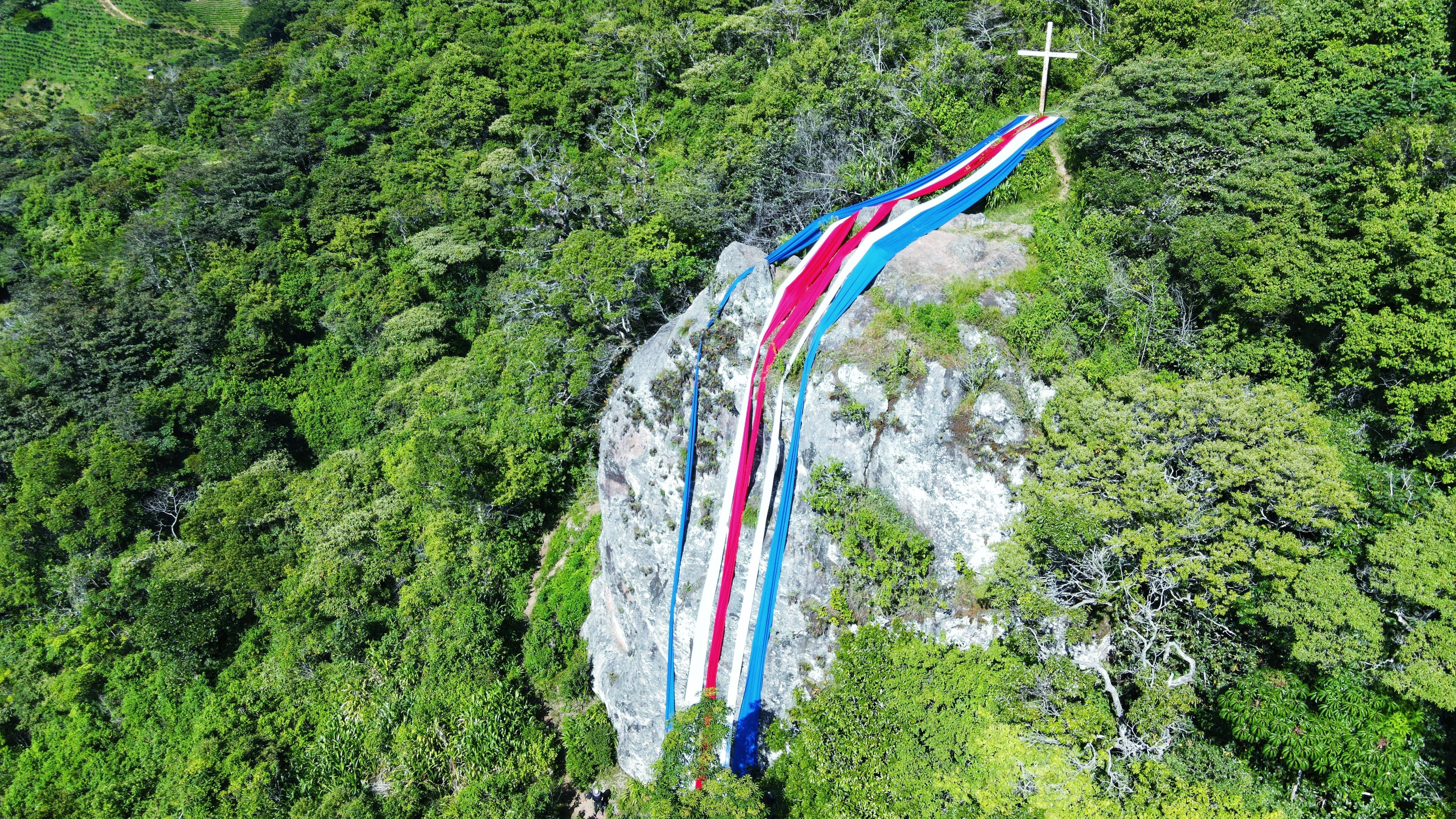 Del 11 al 15 de setiembre, una bandera de 300 metros cubrirá la Piedra de Aserrí con mensajes de paz escritos por niños y adultos mayores.