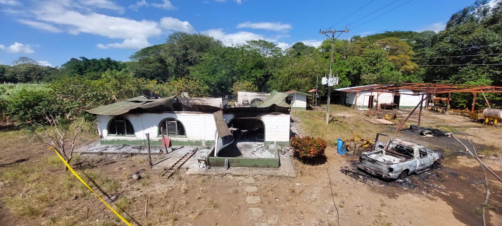 Una persona fue hallada sin vida luego de apagar un incendio que consumió una casa y un carro en Bebedero de Cañas, en Guanacaste. Foto: Bomberos