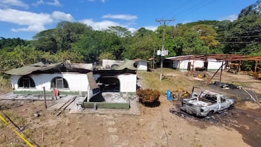 Hallan a una persona sin vida tras apagar incendio que consumió casa y carro