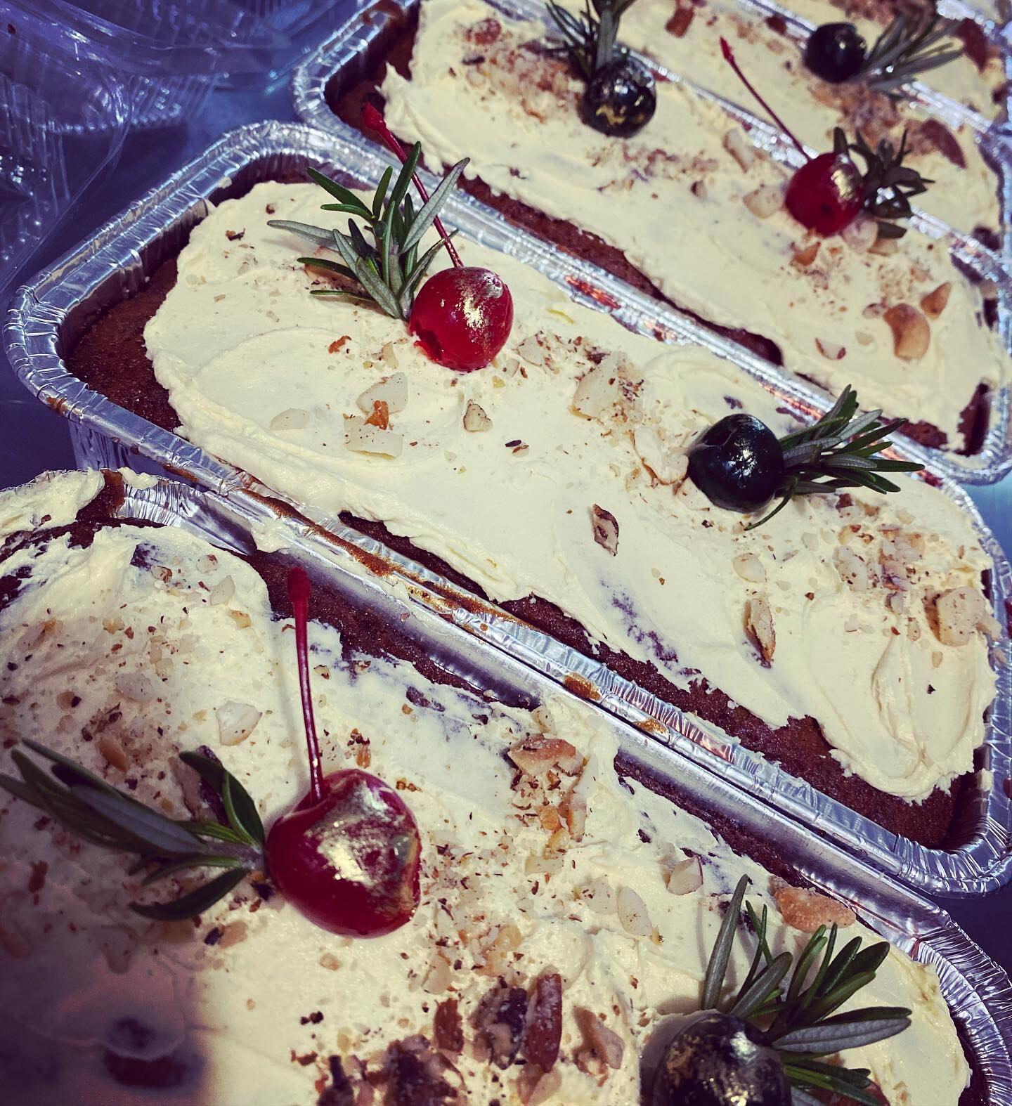 Nancy Díaz Arias, la propietaria de “Pecados Dulces”, quien, en julio pasado, así como lo lee, julio, ya vendió los queques navideños del año.