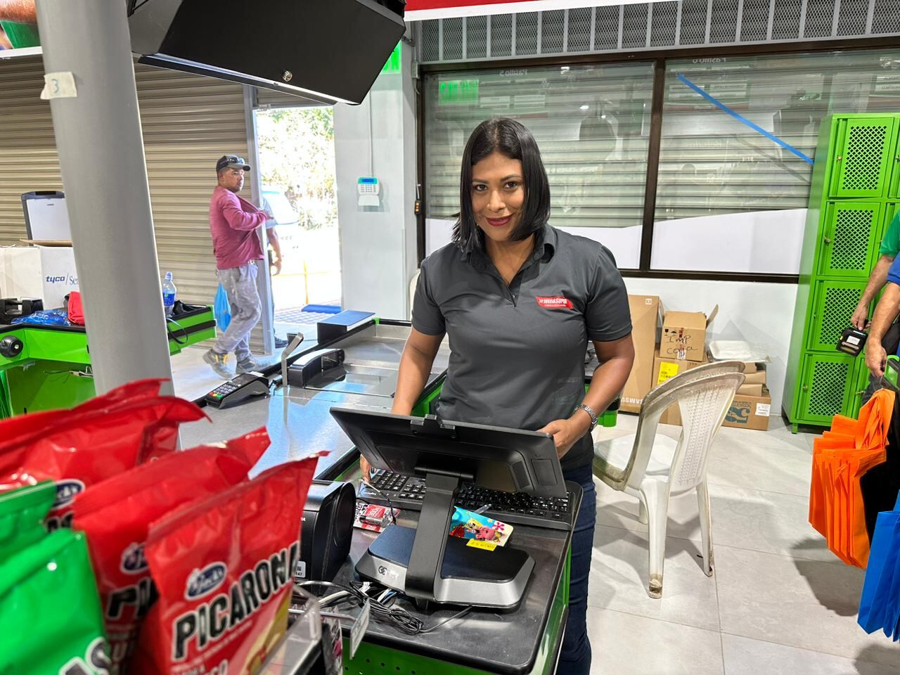 Lilliam Torrentes Estrada dejó toda su vida en La Cruz, Guanacaste, hace 23 años, en busca de un mejor futuro económico en San José. A mediados del pasado mes de marzo regresó a ese cantón guanacasteco con el título universitario bajo el hombro y trabajo fijo