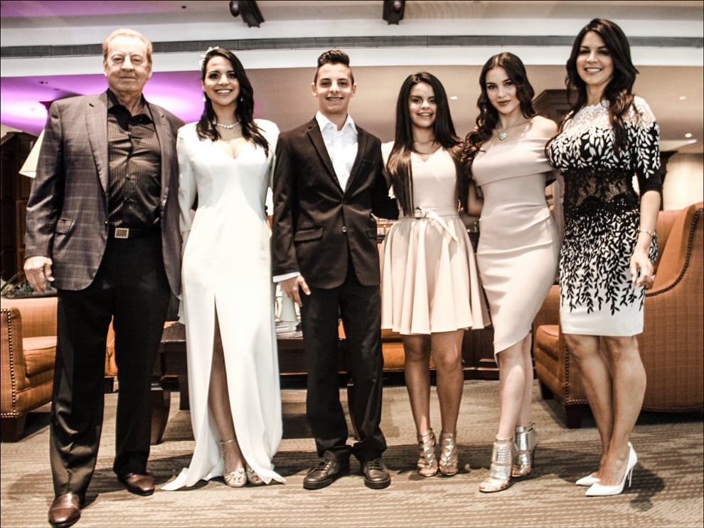 Gary Austin, exesposo de Lynda Díaz junto a sus hijos.