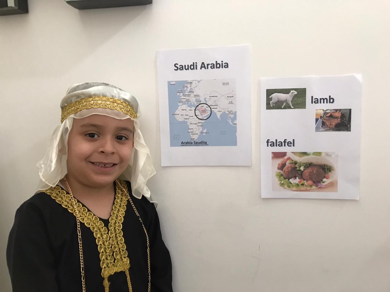 Los 18 alumnos del centro educativo Love at Work International Christian School de Alajuelita, estaban que no cabían de contentos cuando tuvieron que cumplir con la tarea para la celebración del 12 de octubre, Día de las Culturas, porque les tocó vestirse, cocinar y aprender tradiciones y cultura del país que ellos mismos decidieran.