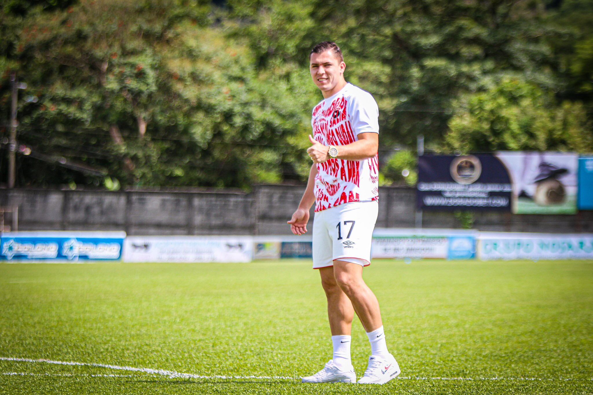 Carlos Mora llegó a reconocer la gramilla del Estadio Chorotega. Él será titular en el partido entre Guanacasteca y Alajuelense.