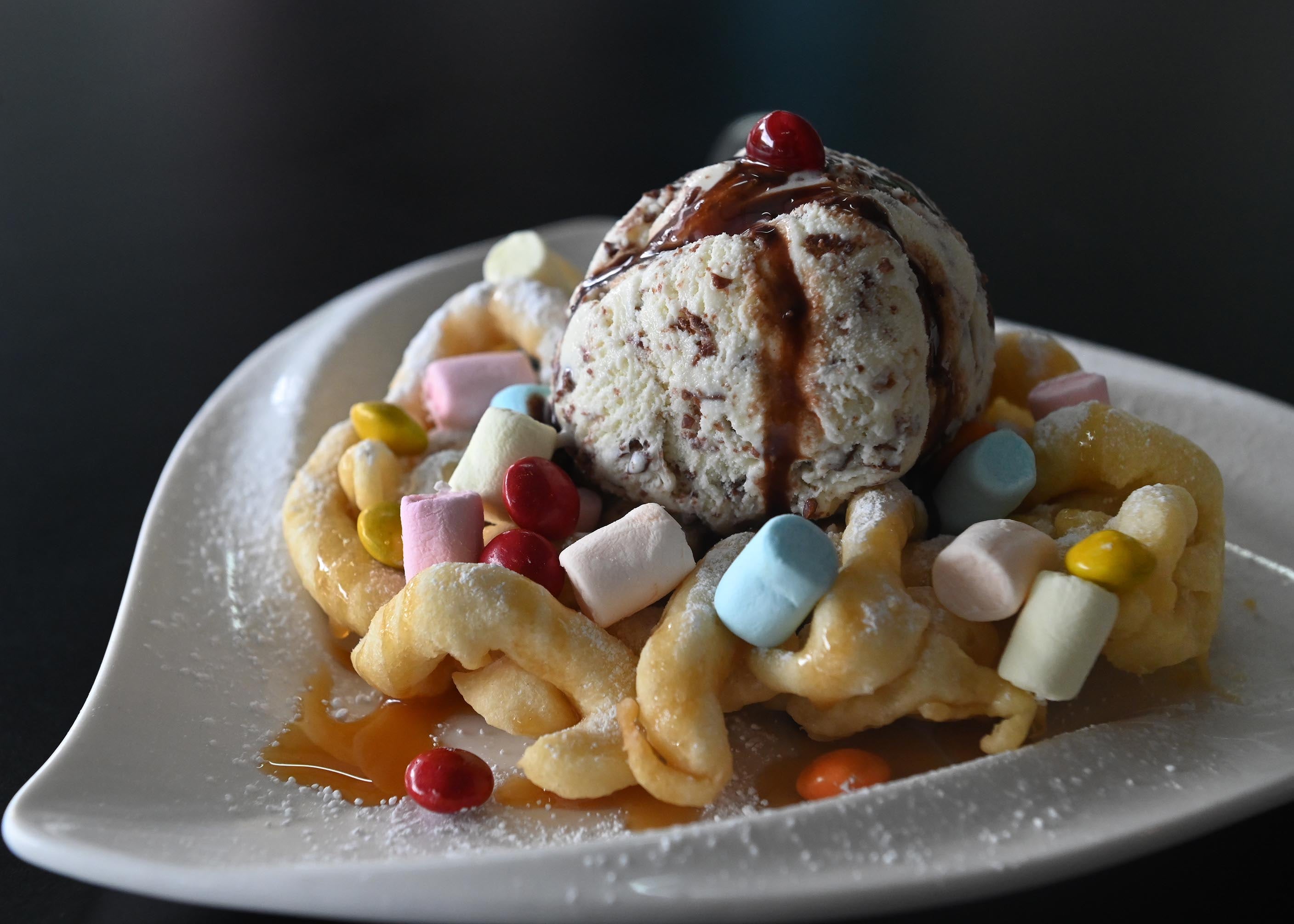 21 de julio del 2025. Visita a la Heladería Mimos ubicada en San Lorenzo de Heredia. Nota de la Teja sobre lugares para visitar.  Mimos ofrece variedad de helados, ensaladas de frutas, crepas, además de café y repostería. En la foto: Entrevista a la dueña de la heladería y fotos generales de las instalaciones y tipos de helados.