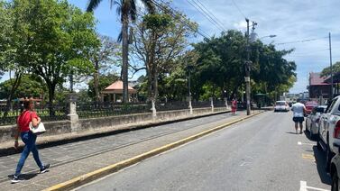 Vecinos de Heredia están agarrados de las mechas por un boulevar que temen haga más bravas las presas