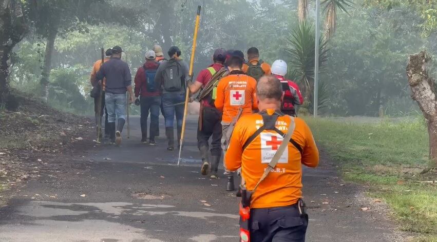 Por tercer día consecutivo Cruz Roja busca a motociclista arrastrado por río en Cartago.