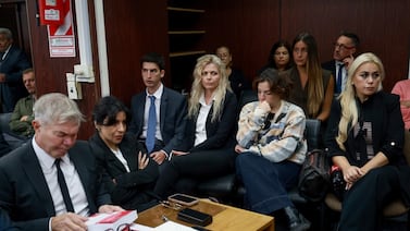 Llanto y caos predominaron en el primer juicio por Maradona: por qué fracasó y qué viene ahora