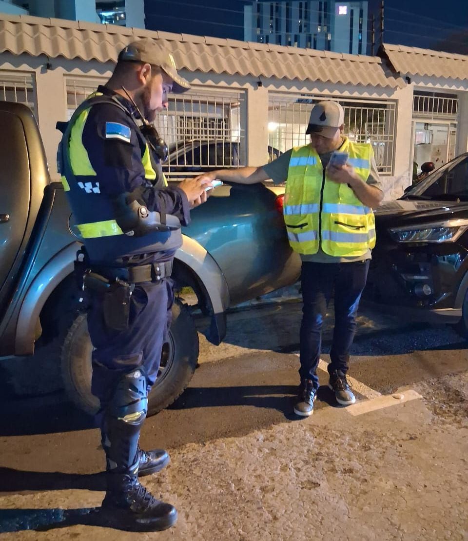 Policía Municipal de San José intervino a cuidacarros en las afueras del Estadio Nacional. Foto cortesía Marcelo Solano.