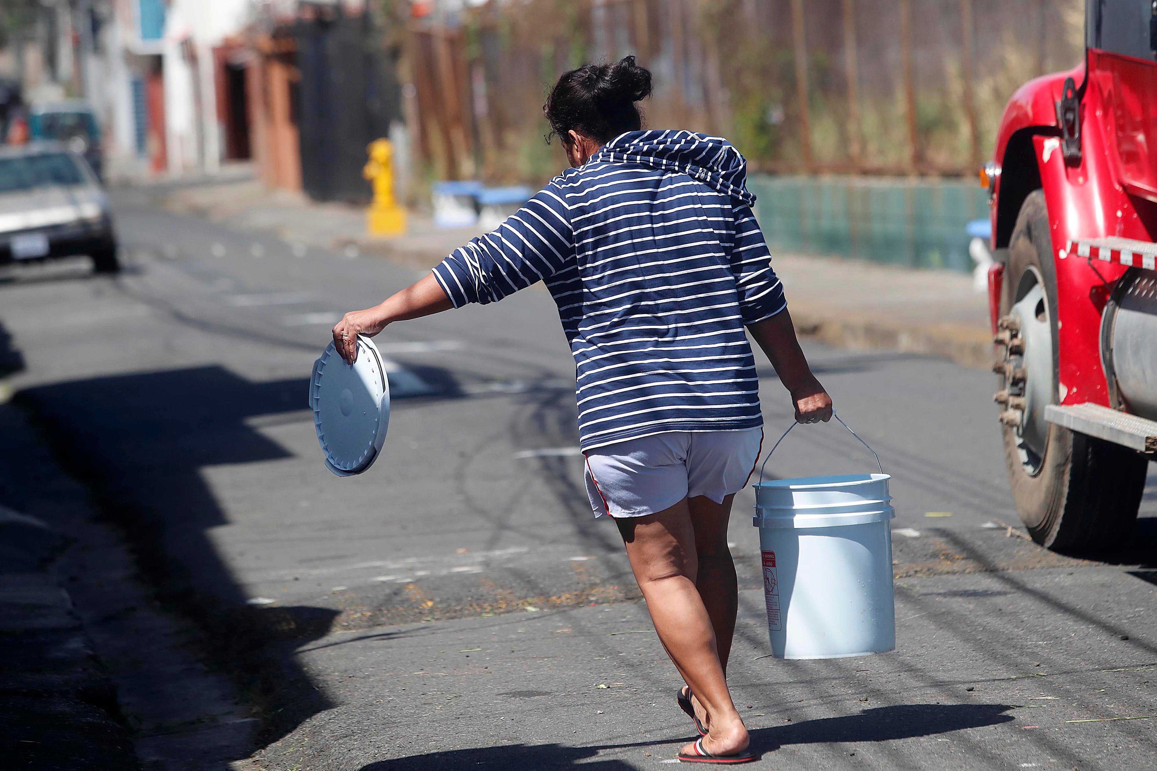 0/01/2024 Cinco Esquinas de Tibás, barrio San Gabriel Sur. Un camión cisterna contratado por Acueductos y Alcantarillados (AyA) repartió agua potable este martes por la mañana. Hombres, mujeres y niños de todas las edades se acercaron botellas, bidones, tarros y ollas para recoger agua ante la crisis que se vive por la contaminación del líquido con algún hidrocarburo hasta ahora desconocido. Foto: Rafael Pacheco Granados