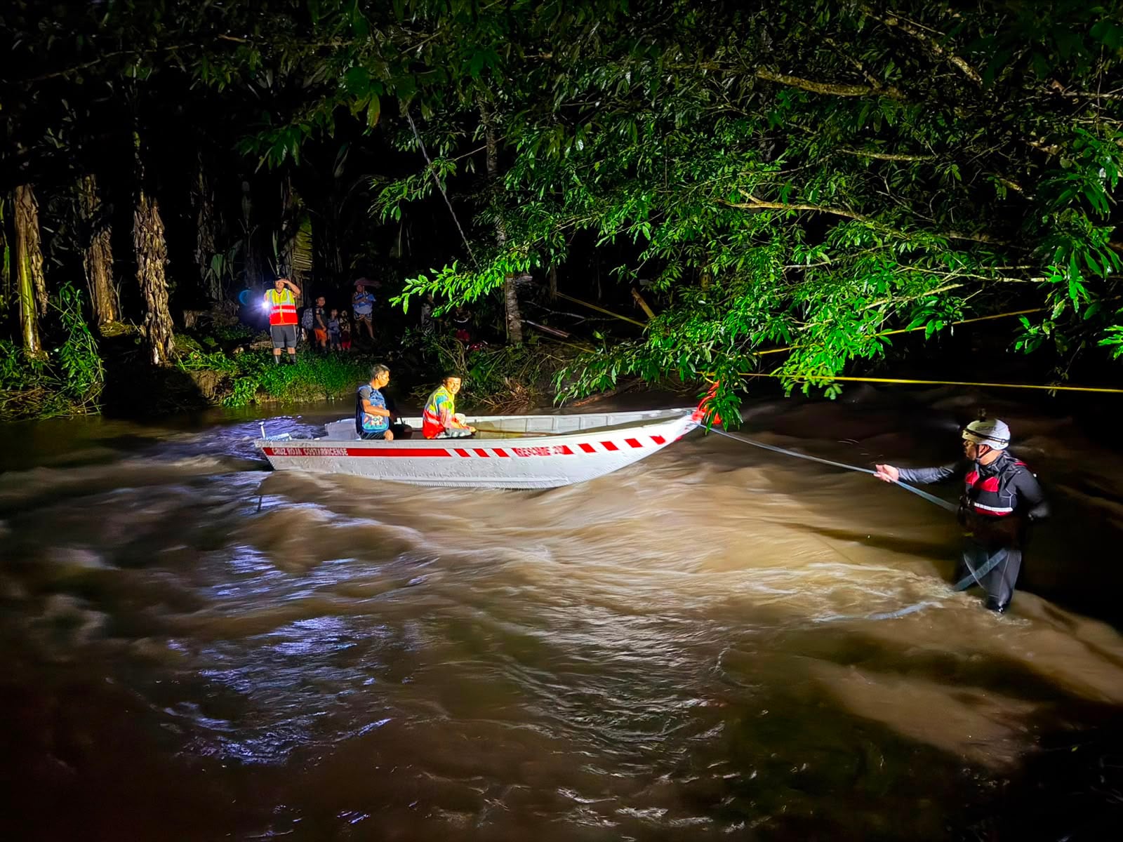 Inundaciones que afectan al Caribe y la Zona Norte del país mantienen a cientos de personas lejos de sus casas, desde la madrugada del 17 de agosto del 2026. Foto: Cruz Roja