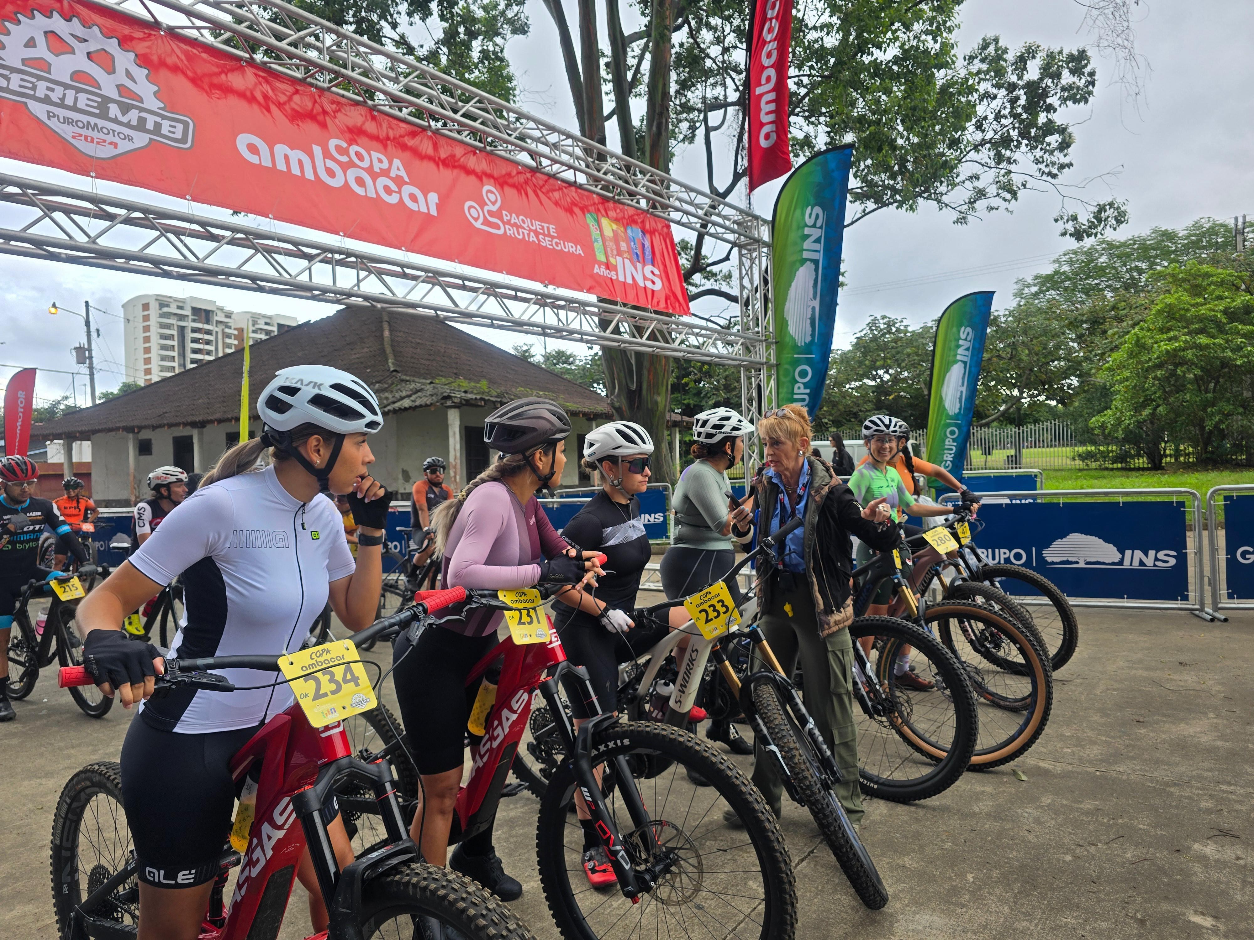 Andrea Salas y Kimberly Navas, hermana de Keylor Navas participaron en la carrera Serie CR MTB, Foto: MTB Puro Motor