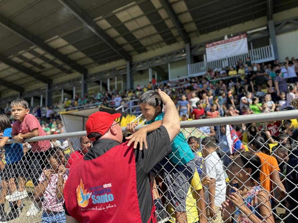 El padre Sergio Valverde, director y fundador de Obras del Espíritu Santo, le cumplió el sueño a un niño de Liberia a puro fútbol. El pasado martes 17 de diciembre fue un día muy especial porque comenzó la edición 24 de la Fiesta Nacional de Navidad ¡Jesús: a tus niños los cuida tu iglesia!, dedicada este año a los pequeñitos afectados por las inundaciones en el país.