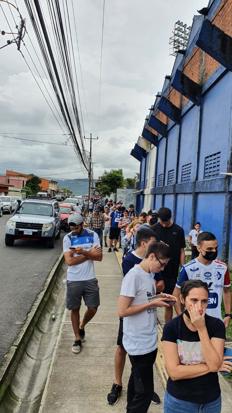 Aficionados haciendo fila en el Fello Meza