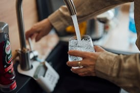¿Le llegó un recibo de agua más alto de lo normal? Expertos explican qué debe revisar y cómo puede reclamar