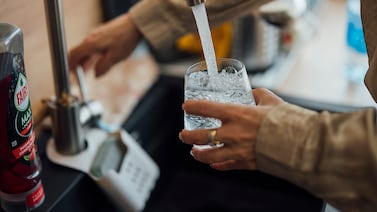 ¿Le llegó un recibo de agua más alto de lo normal? Expertos explican qué debe revisar y cómo puede reclamar