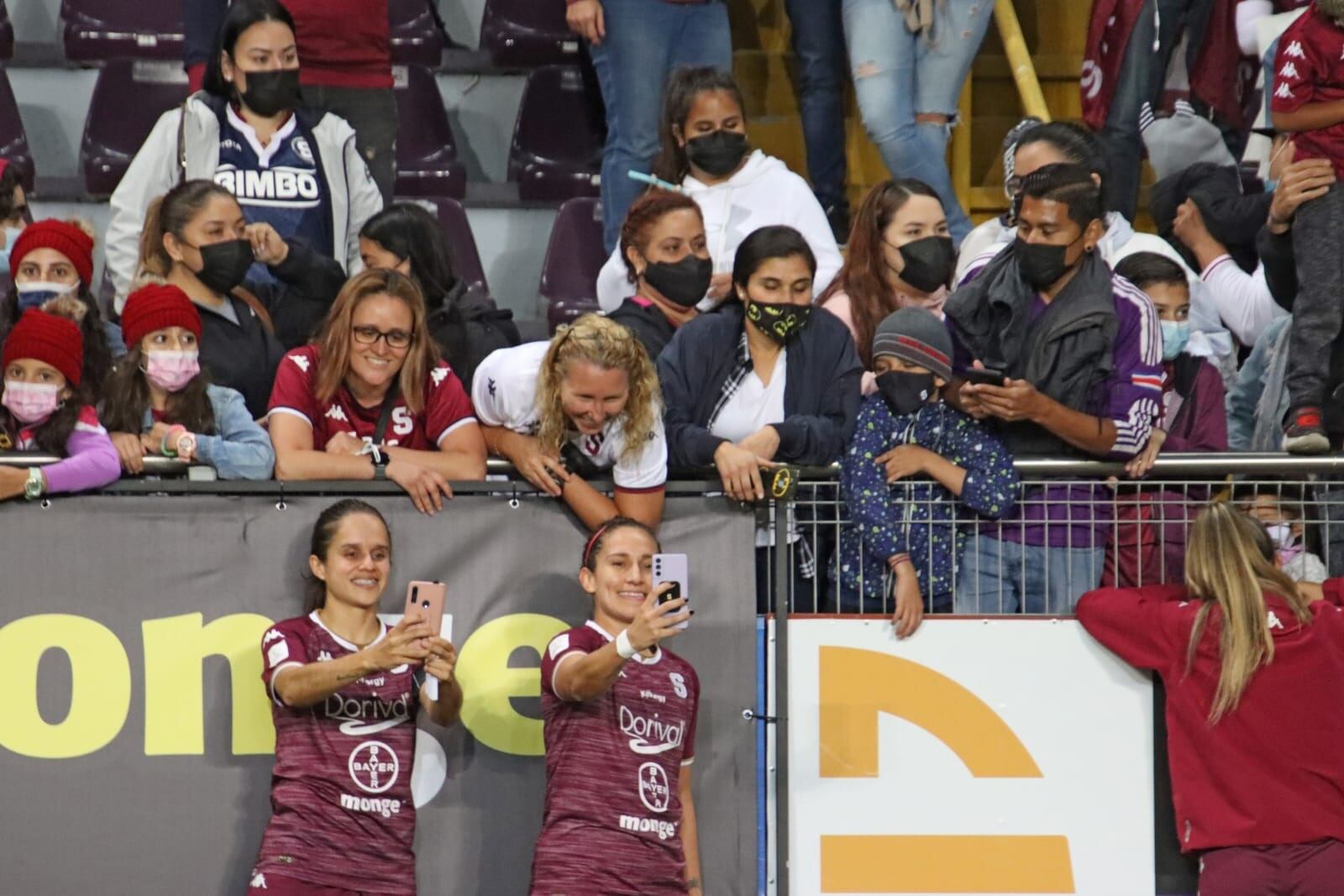 Aficionados de Saprissa que apoyan al equipo femenino. Cortesía.