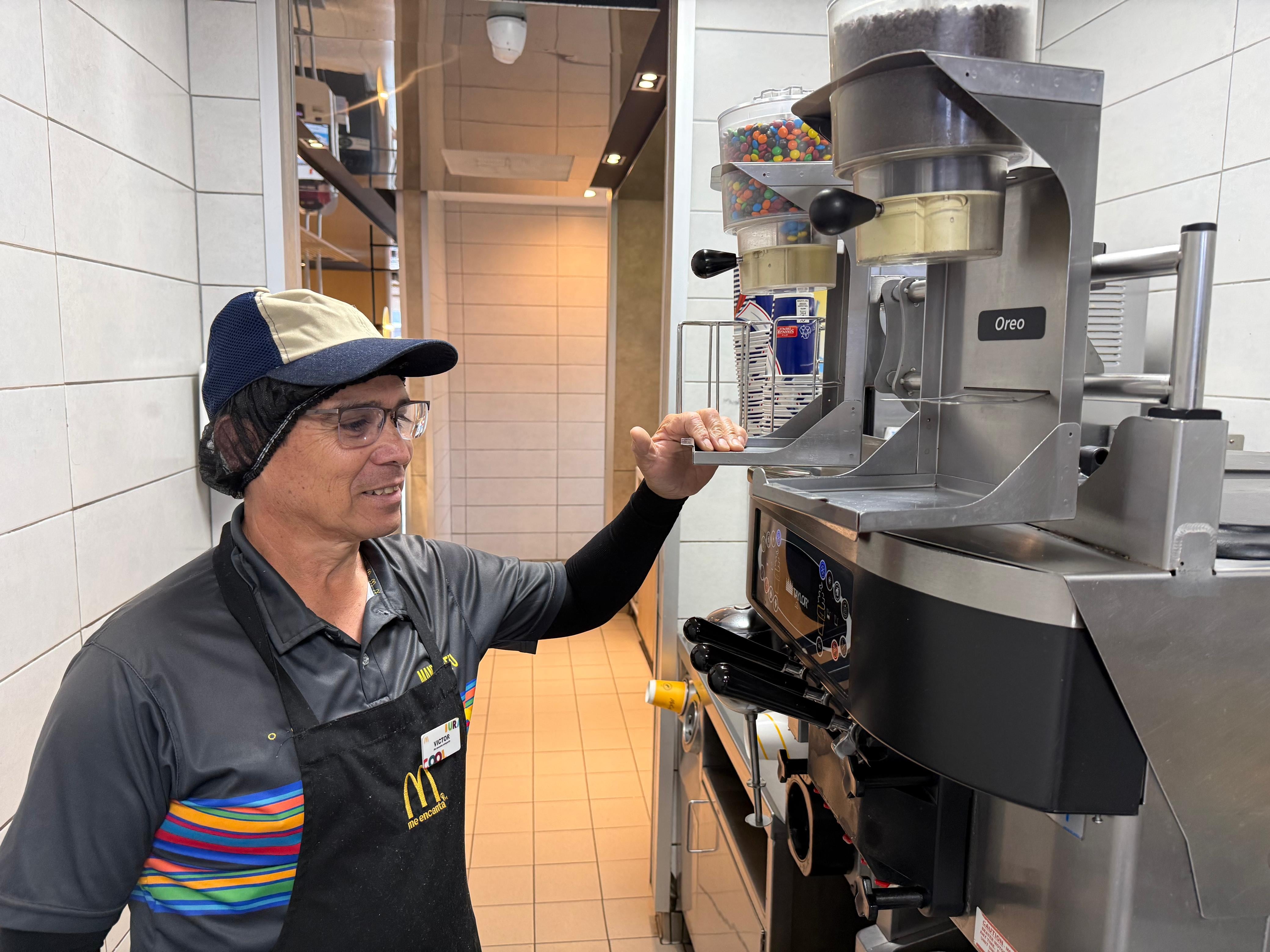 Don Víctor Salas lleva 37 años trabajando en McDonald’s, inició en Guadalupe y cuando llegó al restaurante ubicado frente a Plaza del Sol en Curridabat, todavía lo estaban construyendo.