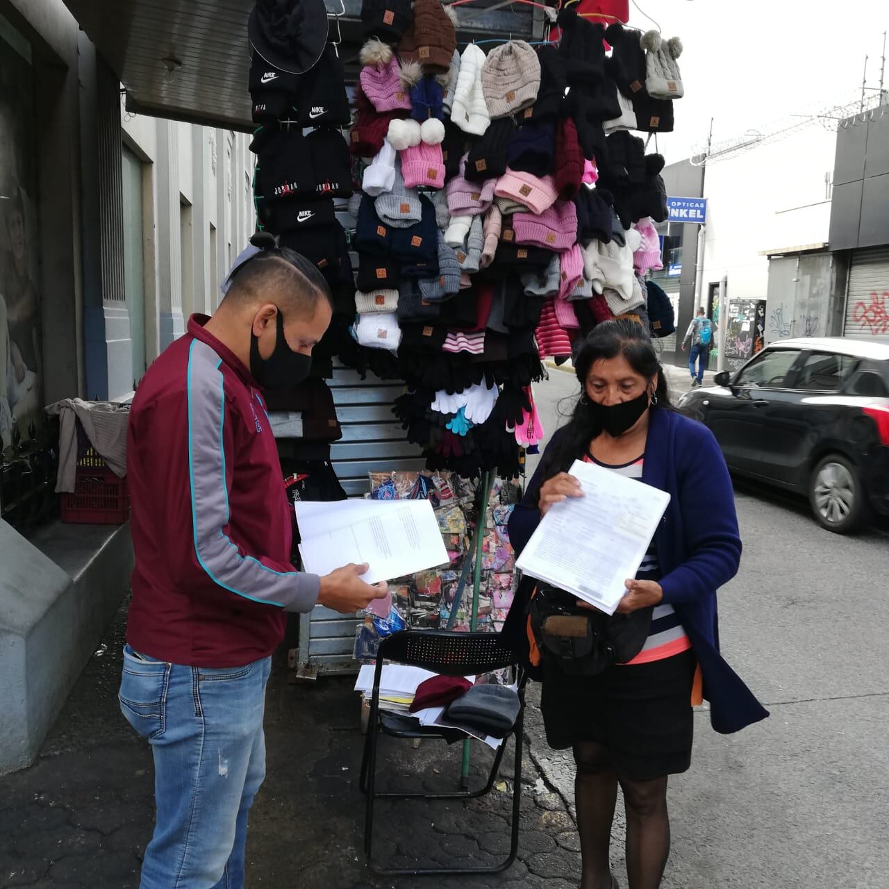 Doña María Rodríguez Bustos y su hijo Mauricio enseñan los papeles legales con los que se defienden para que no les trasladen el tramo