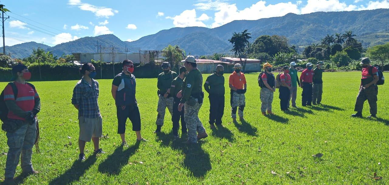 Voluntarios y vecinos continúan buscando a Allison Bonilla. Foto Fernando Gutiérrez.