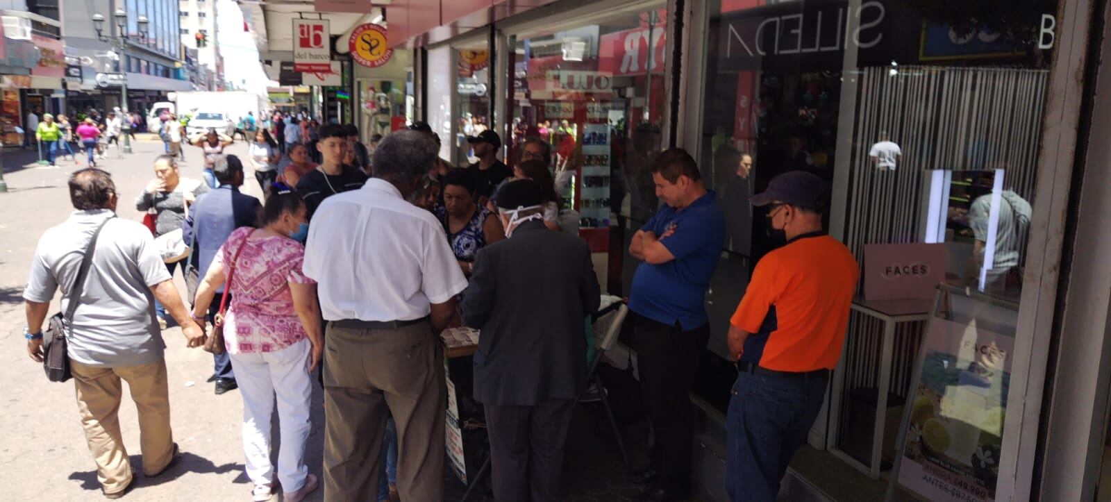 Errol Vásquez es un chancero del puritico corazón de San José quien jamás le ha subido un cinco a los Chances y la Lotería que vende.