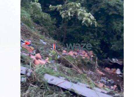 Un trailero murió la madrugada de este jueves luego de un violento choque en Río Jesús de Santiago de San Ramón, Alajuela. Foto: Cortesía