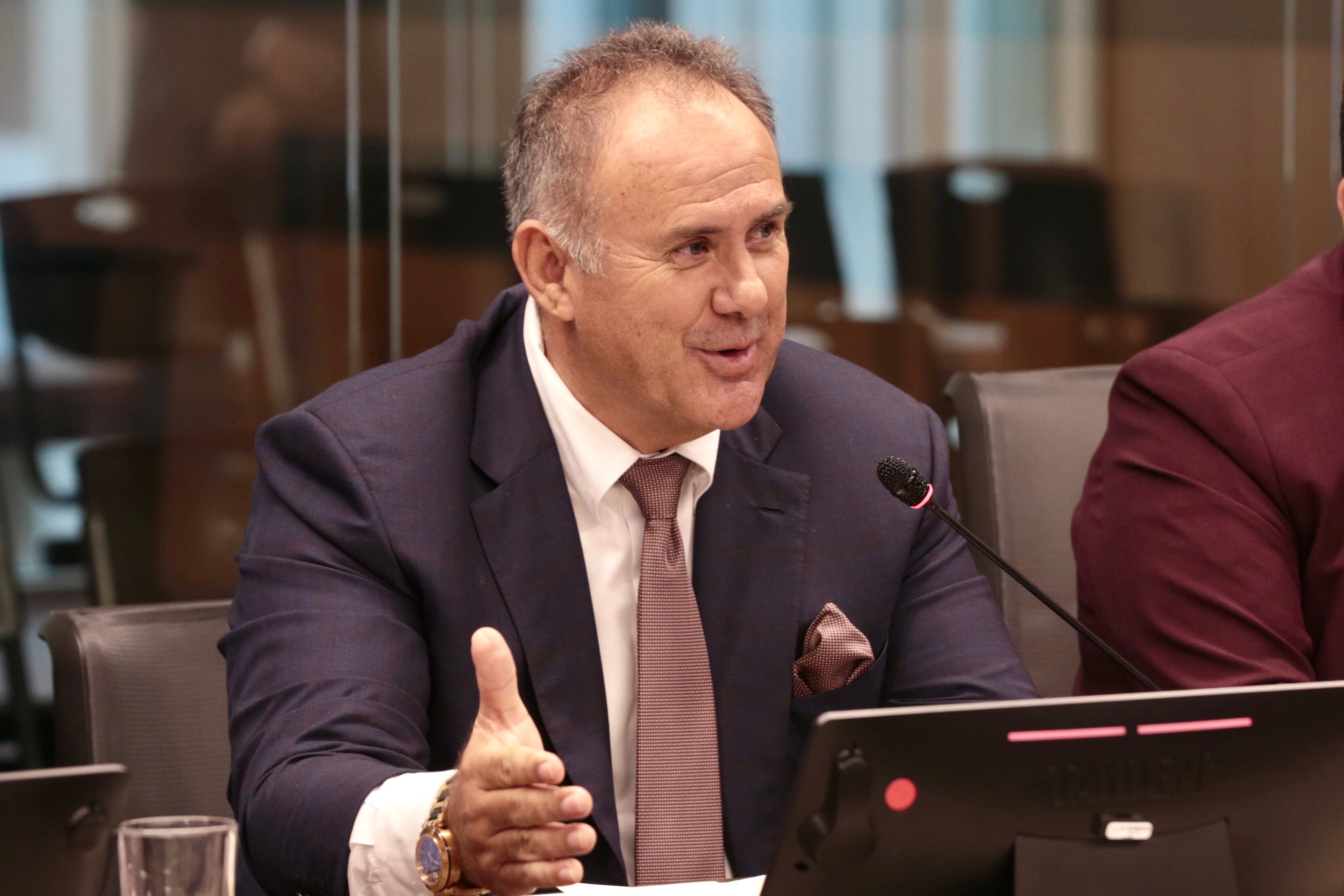04/12/2023 El señor Rafael Zamora se presentó a la comisión de la Asamblea para el préstamo de Nueva República, llegó con los bonos. Foto Alonso Tenorio