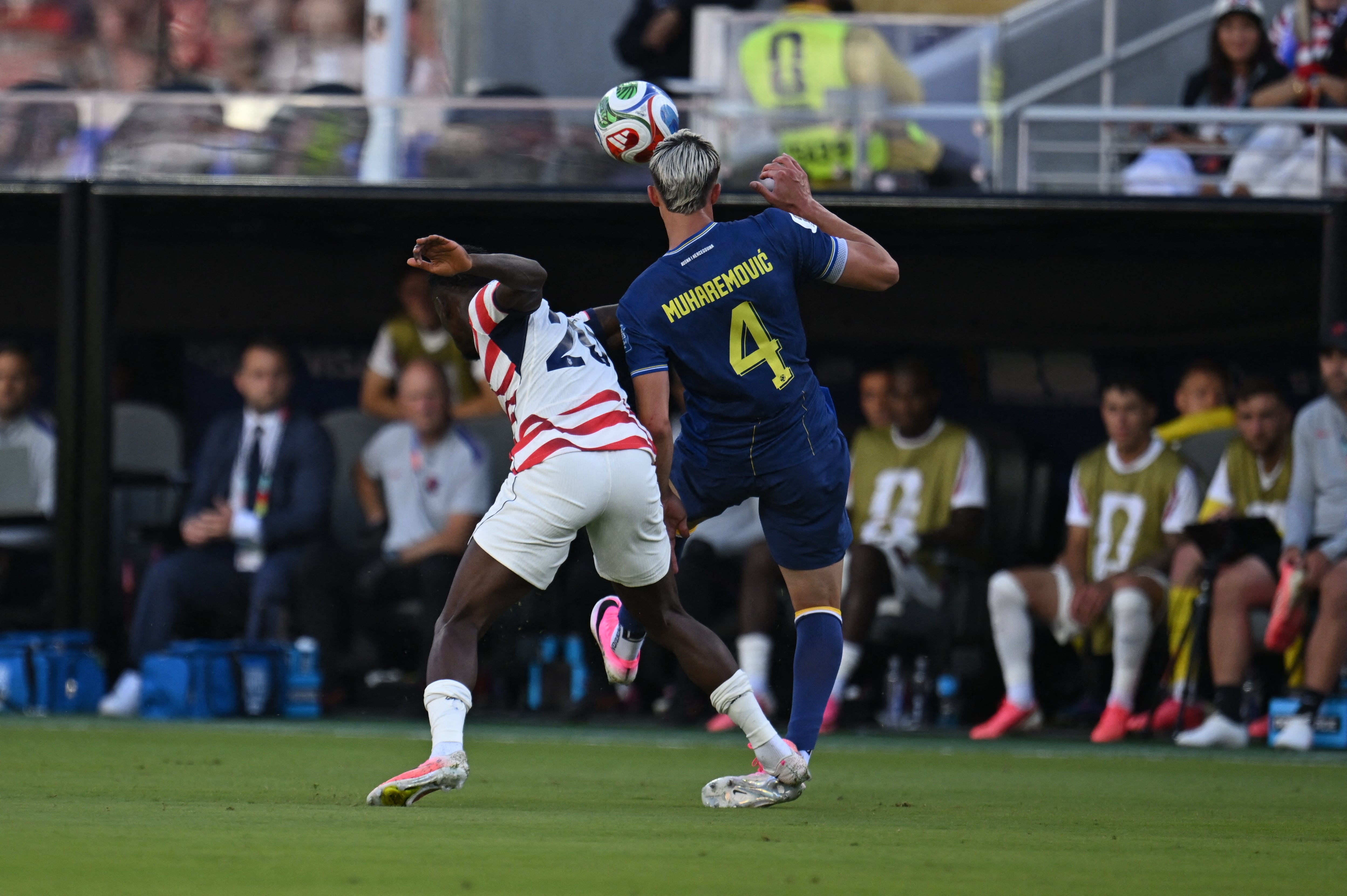 Esta es la falta de Folarin Balogun, de Estados Unidos, ante Tarik Muharemovic, de Bosnia y Herzegovina. Pese a la expulsión, FIFA levantó el castigo y hasta Donald Trump tuvo algo que decir.