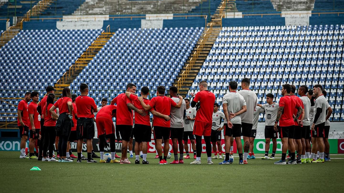 Liga Deportiva Alajuelense se entrenó este martes en el Estadio Nacional de Nicaragua, dos días antes del partido contra Managua FC, en la Copa Centroamericana de Concacaf.