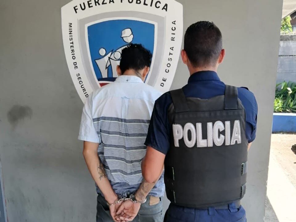 El sujeto que hirió a al otro sospechoso fue puesto a las órdenes de la Fiscalía. Foto MSP.