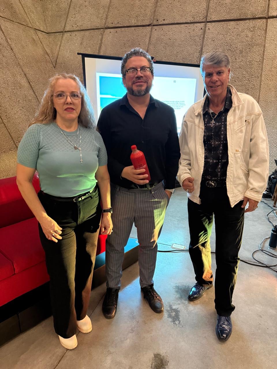 En un mismo lugar y para una misma actividad estuvieron don Mauricio Azofeifa, cocreador del chiliguaro, doña Ana Rita Rojas, la voz del audio “estimados vecinos andamos recogiendo chatarra” y don Gilbert Ureña, quien tiene 55 años de bailar swing criollo.