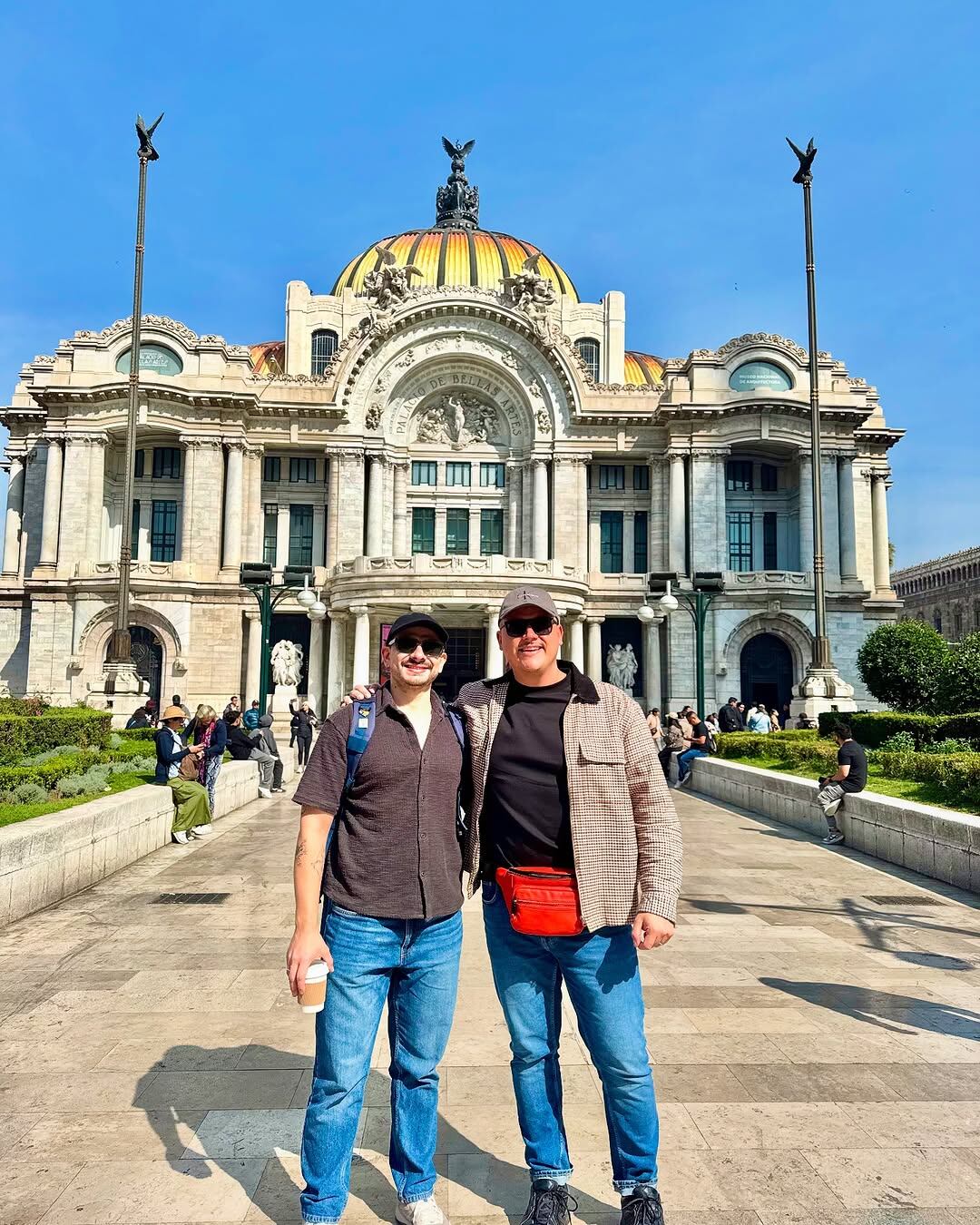 Periodista Josué Sánchez y su esposo disfrutan de una maravillosa luna de miel