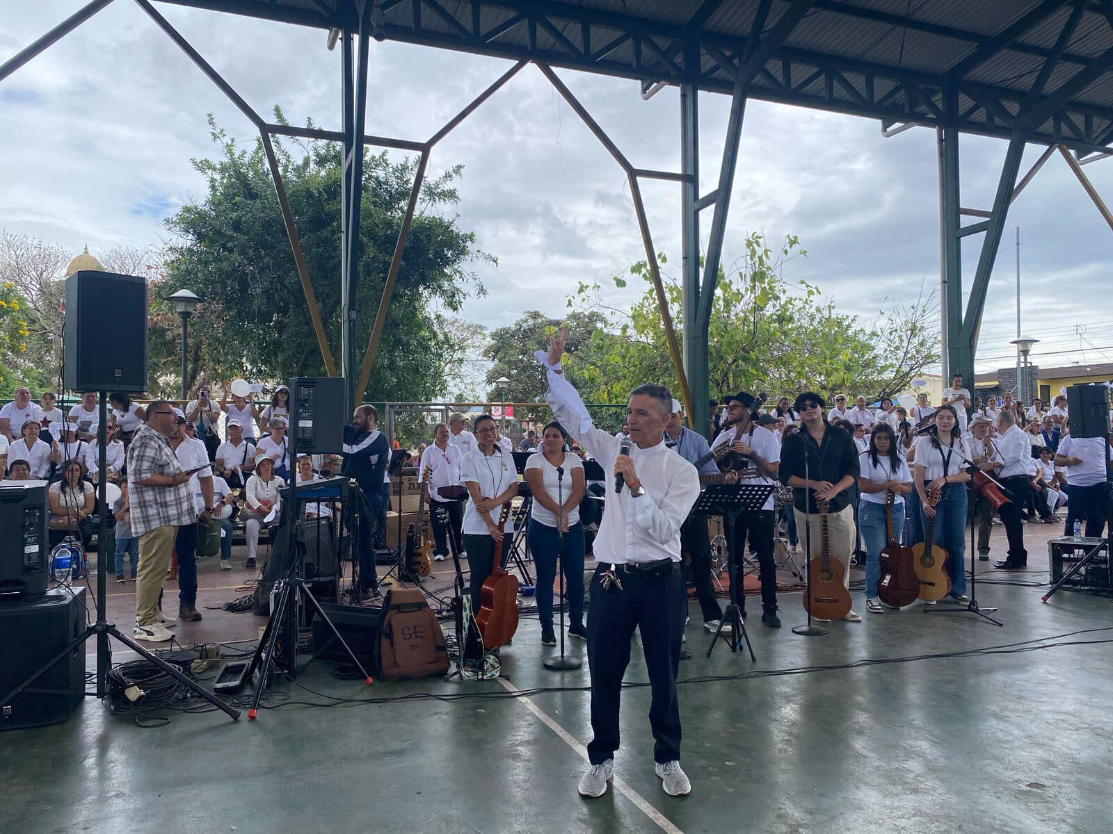 “Caminata por la paz” fue el nombre del evento en el cual la iglesia católica y evangélica, así como toda la sociedad del cantón de Alajuelita se unió en una misma voz: “No más violencia y muerte en nuestra sociedad”.
