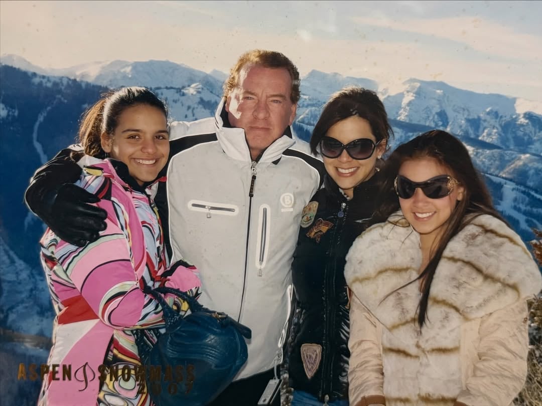 Gary Austin, exesposo de Lynda Díaz junto a sus hijos.