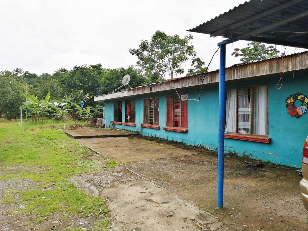 La casa en Parrita es sencilla pero el terreno es plano y útil.