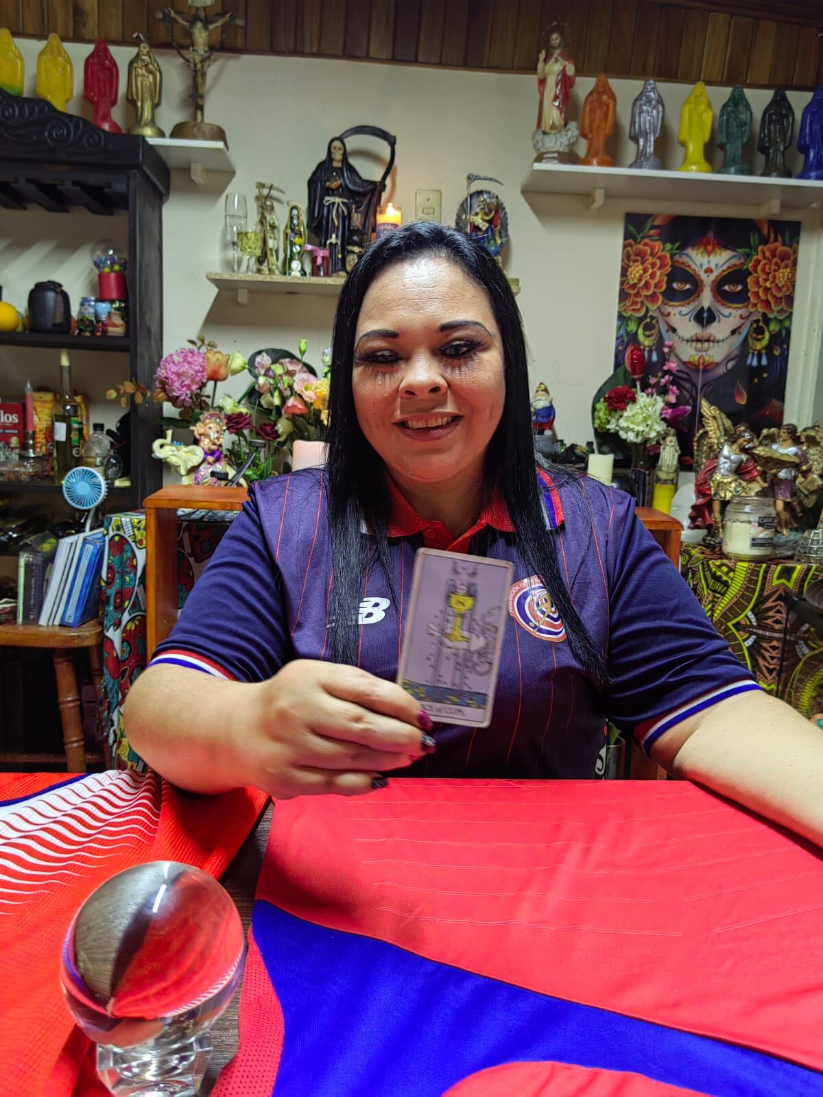 Una de las tarotistas más conocidas e influencer de las redes sociales, Mithzi Bonilla solano, nos recibió en su consultorio el pasado jueves 9 de junio, con el objetivo de tirarle las cartas al partido de repechaje del 14 de junio entre Costa Rica y Nueva Zelanda por el mundial Catar 2022