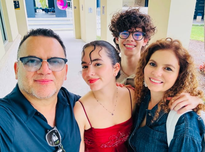 Mariamalia Jacobo y Arnoldo Castillo y sus hijos María José y Felipe.