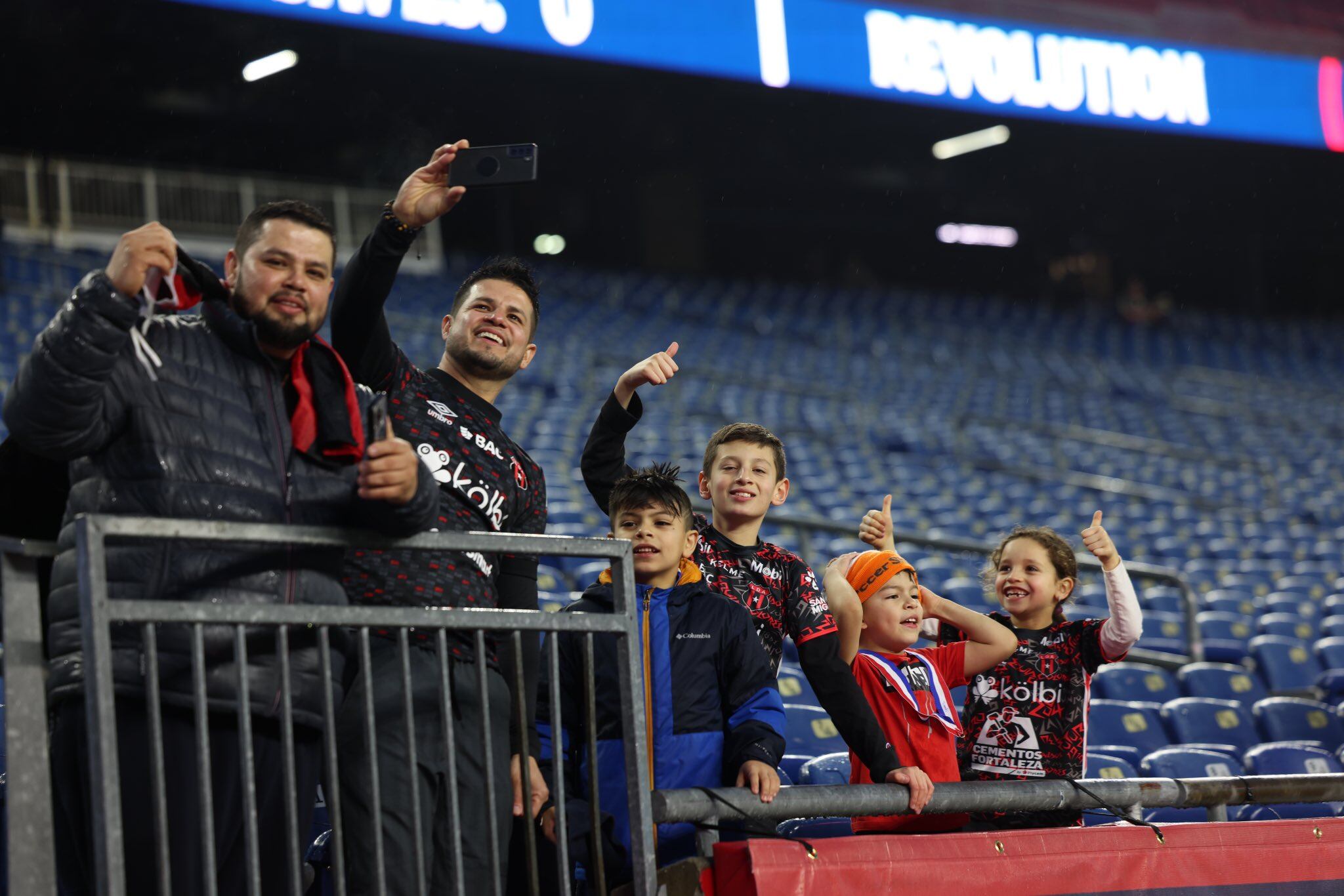 El partido entre New England Revolution y Liga Deportiva Alajuelense tiene una poca asistencia en las gradas del Gillette Stadium, pero los aficionados de la Liga son mayoría.