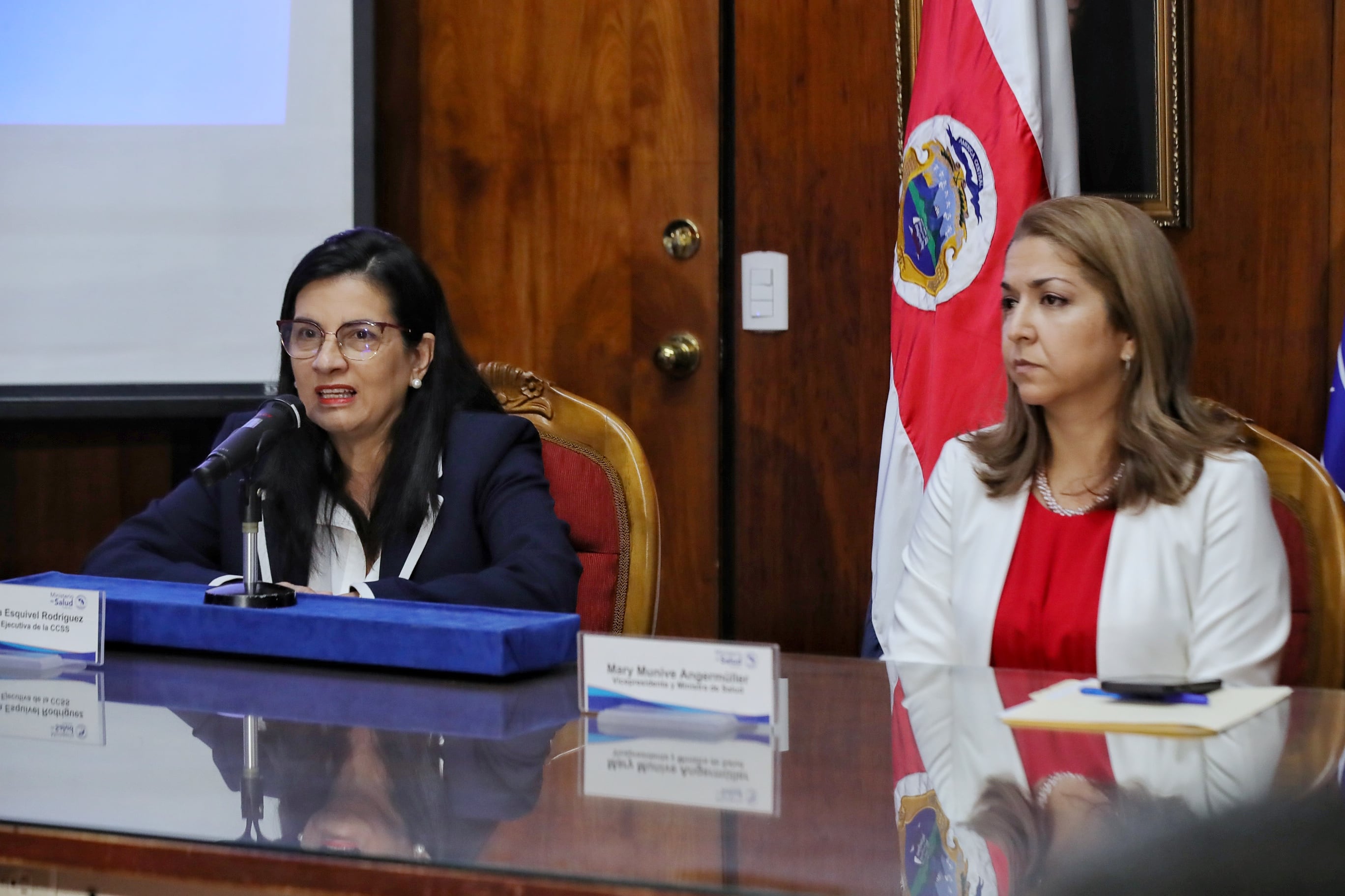 23/08/2023/ Rendición de cuentas sobre orden sanitaria que cerró programa de trasplantes de hígado en el Hospital México / en la fotografía la vicepresidenta y ministra de salud Mary Munive y Marta Eugenia Esquivel presidenta ejecutiva de la CCSS / foto John Durán