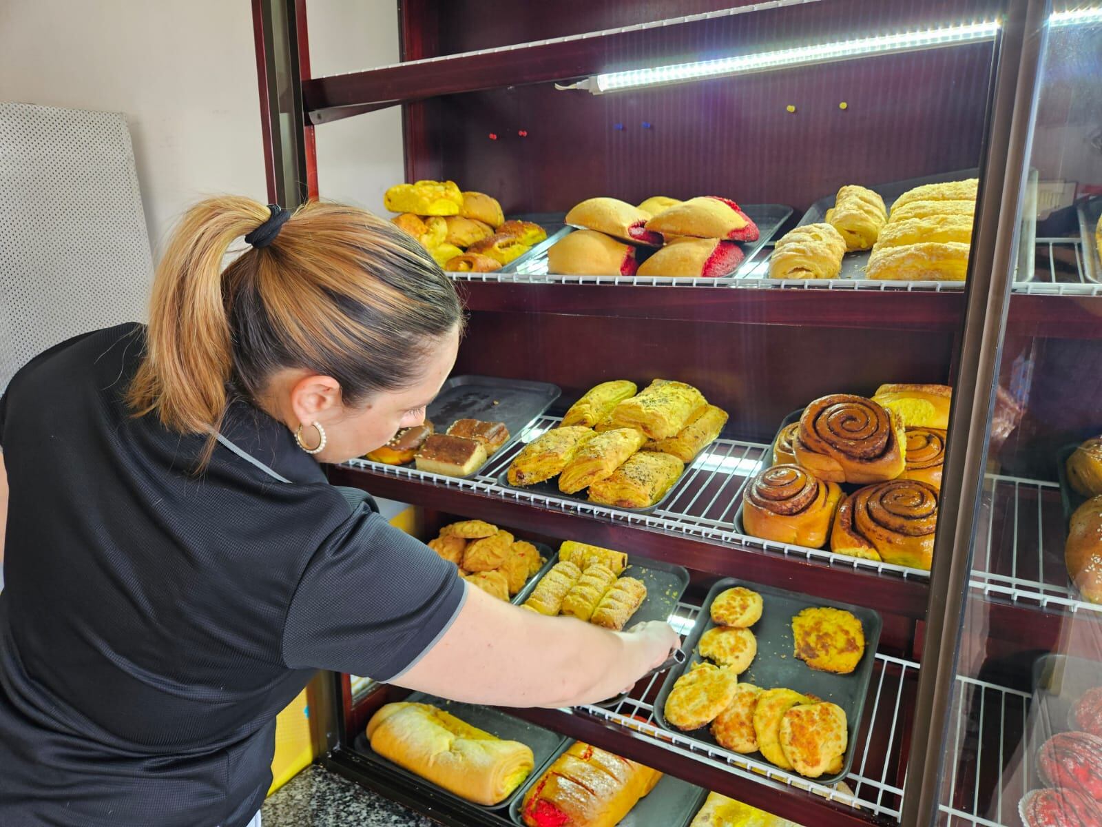 La Cámara Nacional de Comerciantes Detallistas y Afines (CANACODEA) pide al Ministerio de Salud información y orientación ante las dudas porque este 20 de abril comienza a regir la Ley 9.786 que prohíbe el plástico de un sólo uso en Costa Rica ya sean bolsas, pajillas, platos, vasos, etc. En la foto, doña Marjorie Umaña, propietaria de la Panadería La Reina ubicada en Zapote