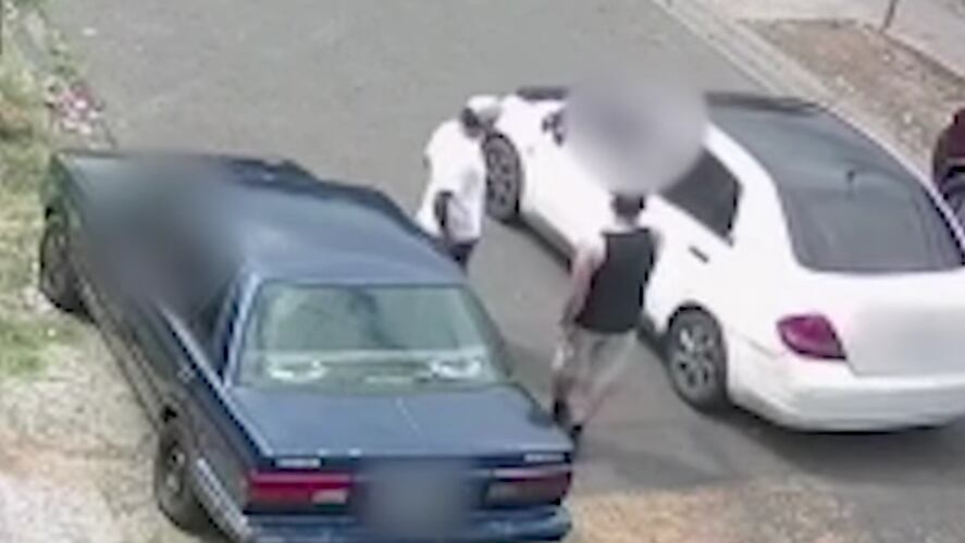 El OIJ busca a estos dos hombres sospechosos de matar a una mujer de apellido González, de 31 años, víctima inocente de un ataque a balazos que en apariencia iba dirigido para el novio en San Francisco de Heredia. Foto: OIJ