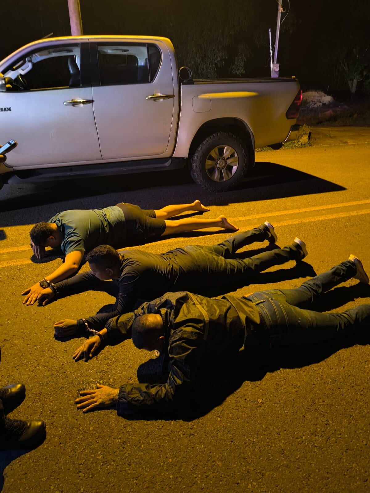 Los tres sujetos viajaban a alta velocidad en un pick up.