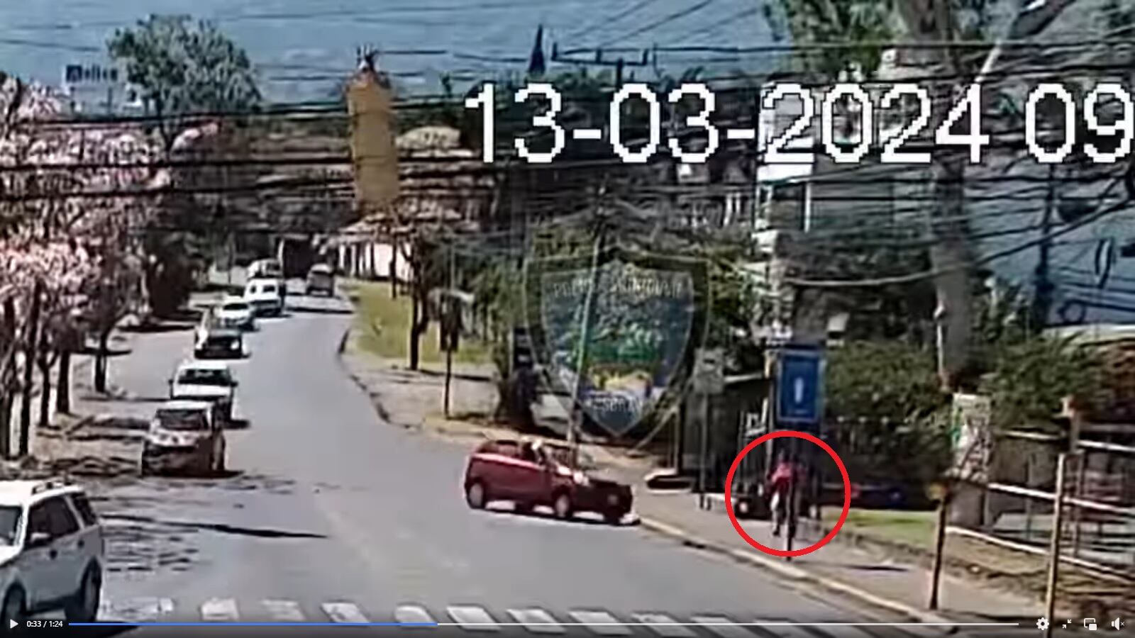 La señora logró esquivar el carro de milagro.