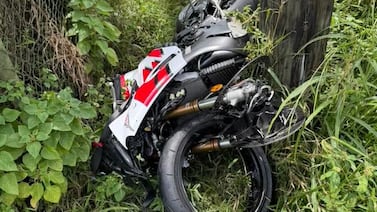 Motociclista de 22 años murió tras violento choque y su cuerpo terminó debajo de parada de bus