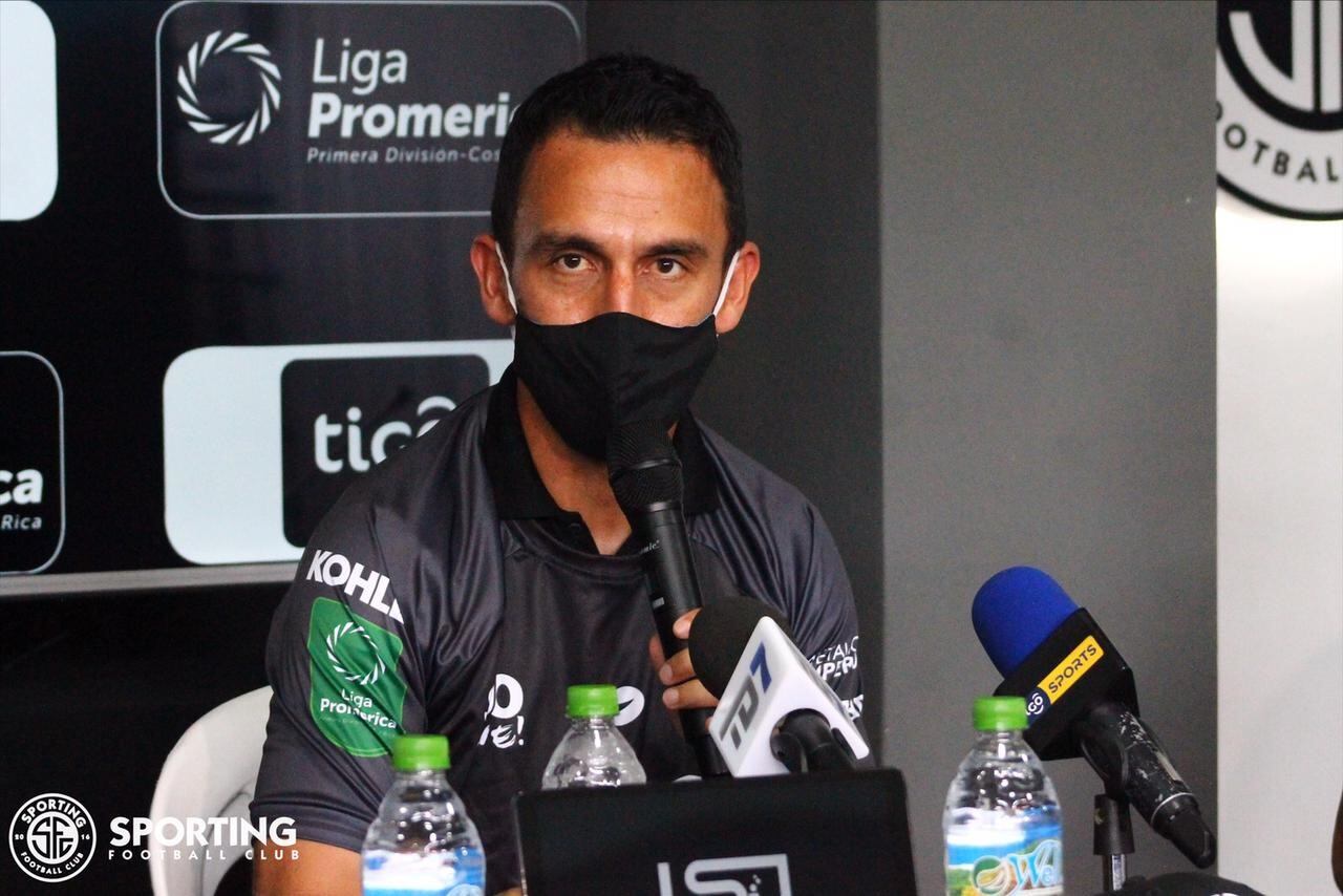 Presentación de Randall Azofeifa, como nuevo jugador del Sporting. Prensa Sporting.