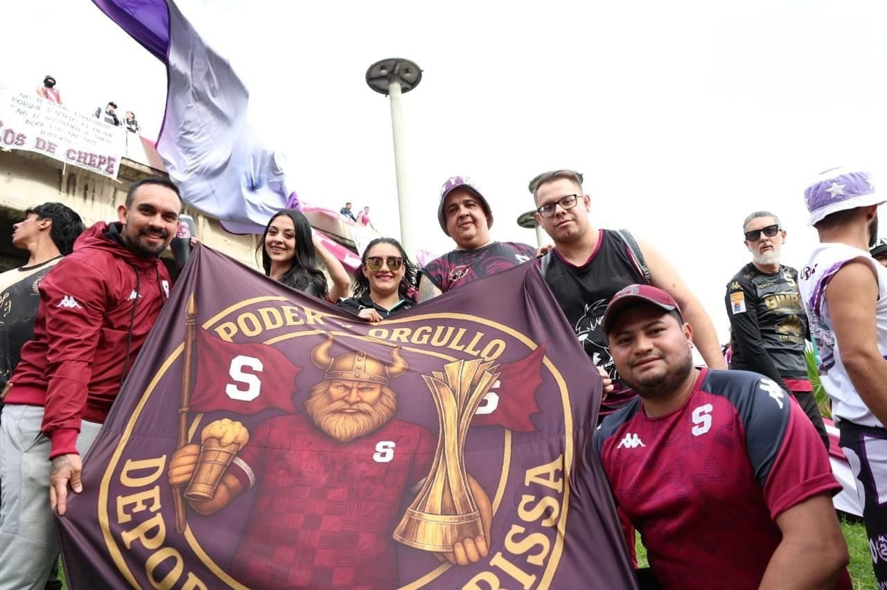 Jesús García (en el centro) acompaña a Saprissa a todas partes del país y este sábado irá a Pérez Zeledón. Cortesía.