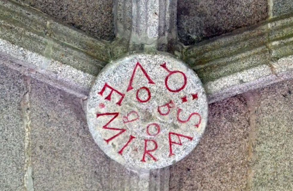 La frase "Qué miras bobo" se encuentra escrita en un monasterio español. Twitter.