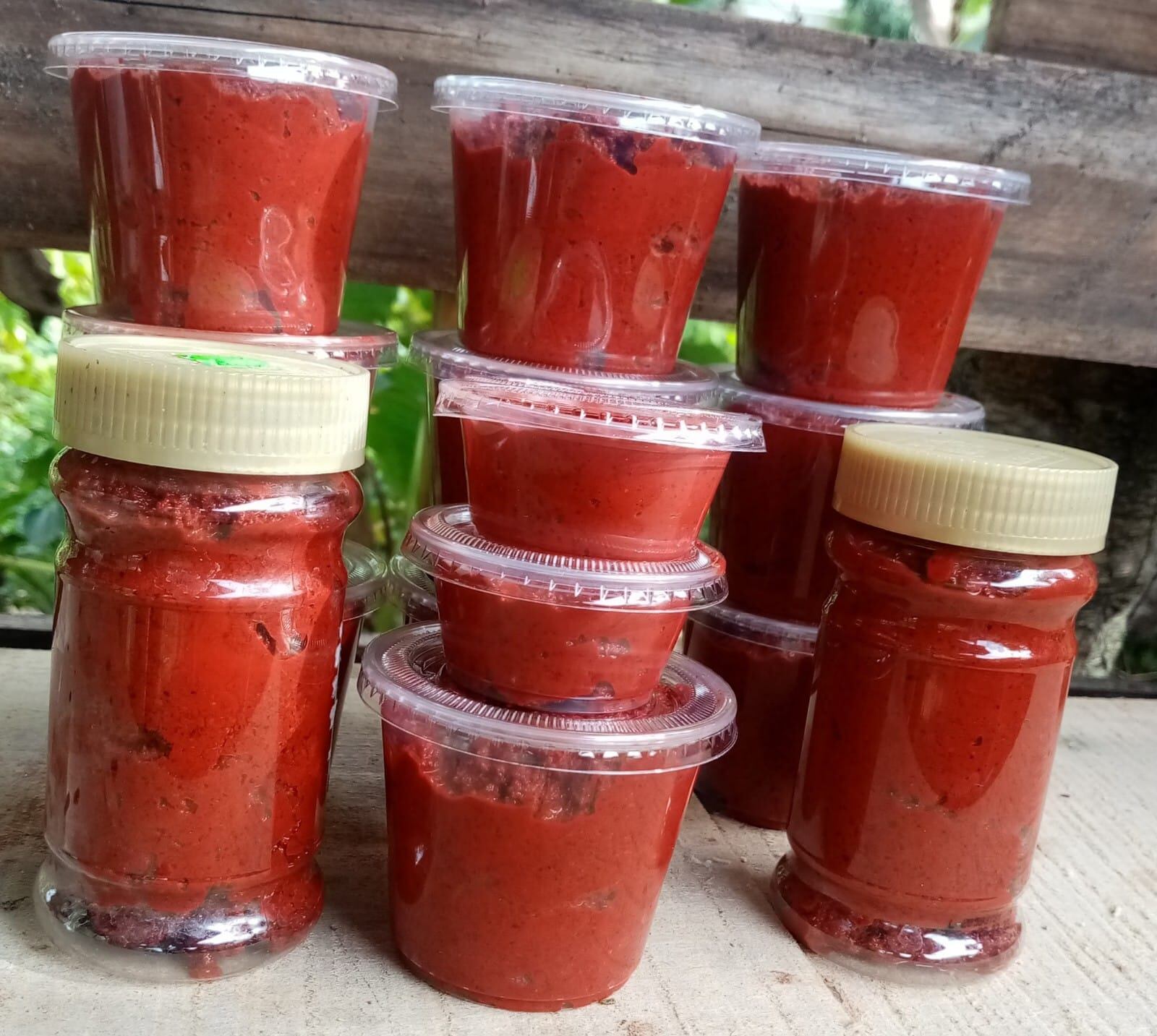 Doña María de los Ángeles Chaves Castro, vecina de El Pavón en Los Chiles, pegando con nuestra frontera Norte, se decidió a tener un negocito de producción de achiote hace dos años, cuando tenía 60.