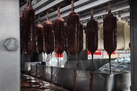 Así se hacen los helados Dos Pinos: el proceso detrás de la famosa Chocoleta y el Choco Snack