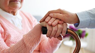 A señora de 63 años con serio problema en la rodilla le dieron la cita que tanto le urge para el 2047